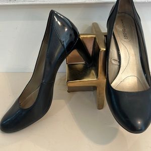 BANDOLINO SZ 9 1/2 BLACK HEELS